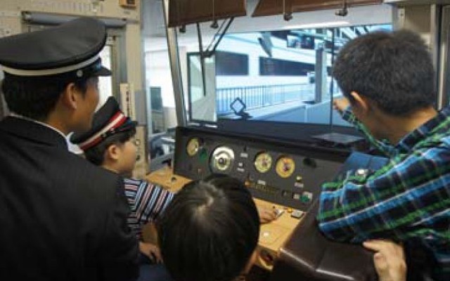 九州運輸局は「鉄道の日」記念イベントして、九州の6社局で実施する「列車運転・シミュレーター体験」の参加者を募集している。写真はシミュレーター体験の様子。