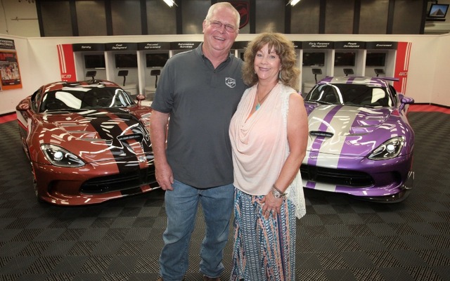 テキサス州のWayne と D'Ann Rauh夫妻に79台目のダッジバイパーを納車