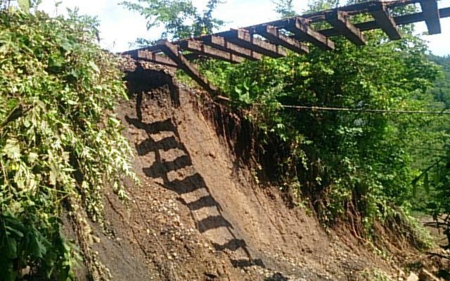 路盤が流出した石北本線の下白滝～丸瀬布間。JR北海道は上川～遠軽間を運休し、旭川～網走間で代行バスの運行を開始した。8月8日の復旧の見込み。