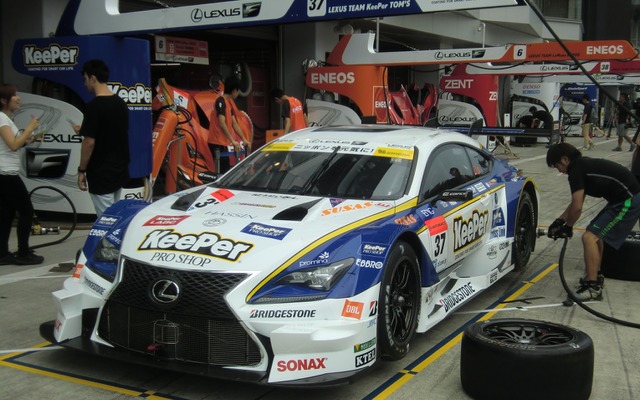 現在GT500クラスでポイント首位の#37 RC F。