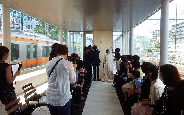 「マーチエキュート神田万世橋」で初めて行なわれた“電車すれすれの結婚式”（JR東日本ステーションリテイリング／みんなのウェディング、8月8日）