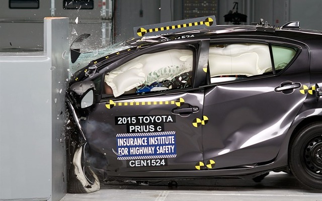 トヨタ プリウスc（アクア）の米IIIHS衝突安全テスト