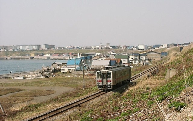 留萌本線留萌～瀬越間を行くキハ54形の普通列車。現在、留萌～増毛間の普通列車は上下合わせて13本が設定されているが、並行するバスは1.7倍近くの本数が運行されている。