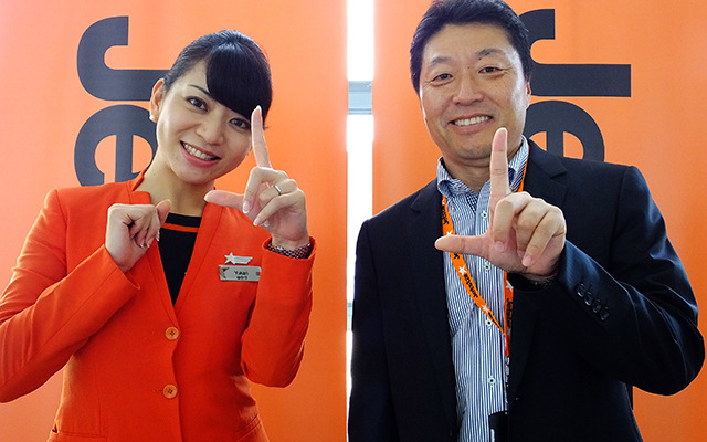 片岡代表とクルー、累積搭乗者数1000万人超えで「ジェットスターのJ」（8月6日、関空）