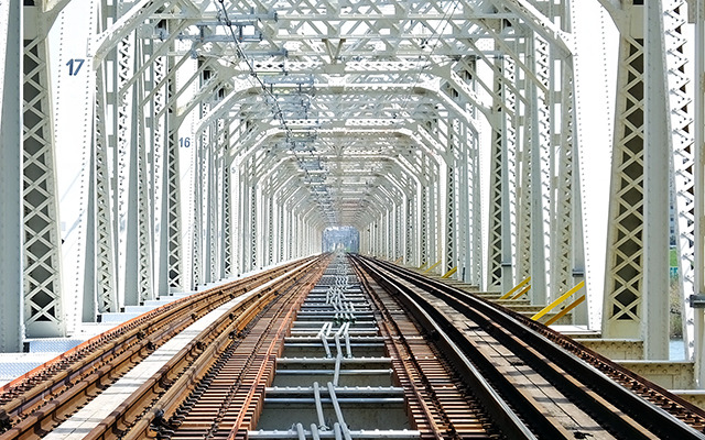 複線の線路が整備された、城東貨物線の赤川鉄橋。かつては写真左側の線路のスペースに木造の人道橋「赤川仮橋」が設けられていた。