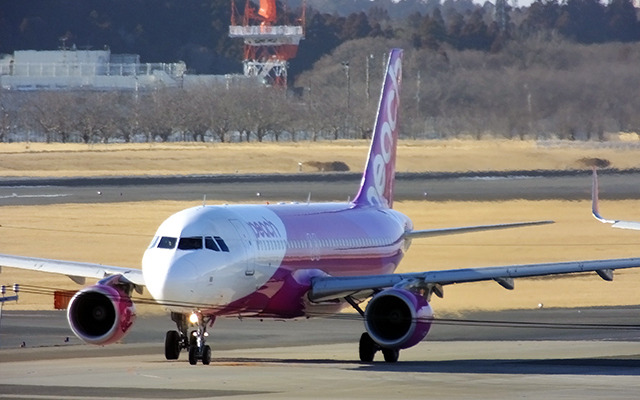 成田空港を離陸するピーチのA320（参考画像）