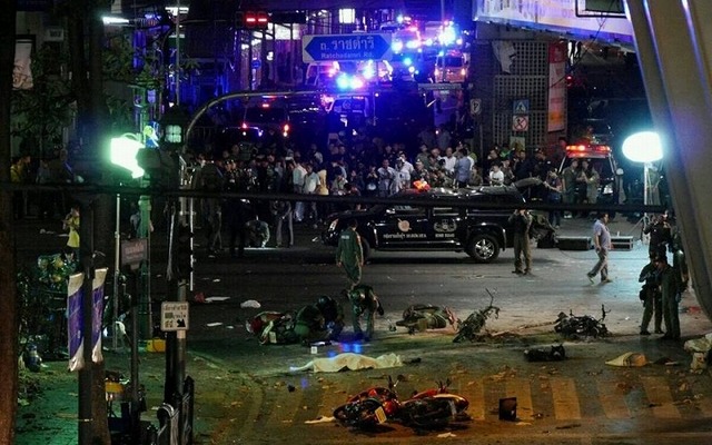 バイクや死体がそのまま残された爆発現場