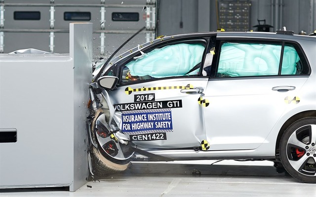 VW ゴルフ の米IIHS衝突テスト