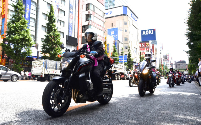 バイクの日、レディースライダーたちが秋葉原をパレード
