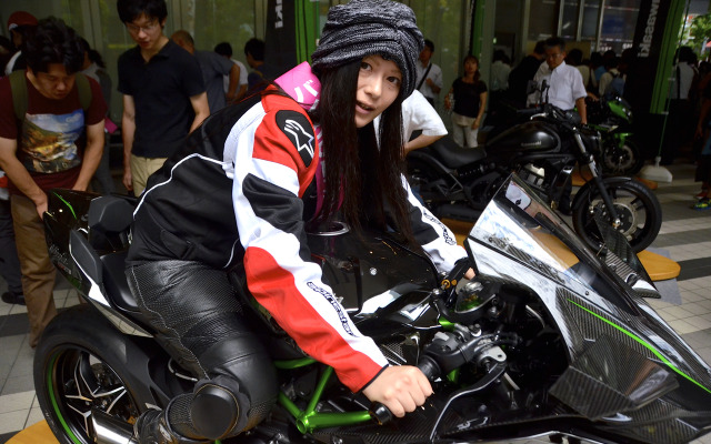 「交通安全パレード」にも参加したMAIさん。気になるニューモデル「H2R」をチェック。