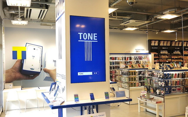 TSUTAYA桜新町店の様子。1階の入口を入ってすぐに「TONE」のコーナーを設置