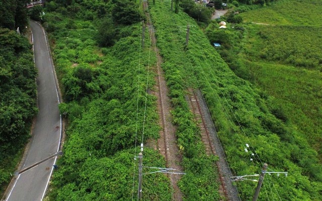 JR水戸支社は常磐線の帰還困難区域区間の運行再開に向け除染試験施工を開始した。写真は除染試験が行われる大熊町夫沢付近の常磐線の線路（8月7日）。