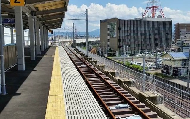 北陸新幹線の高架橋上に整備された福井駅のホーム。えちぜん鉄道用の高架橋が完成するまでの約3年間、えちぜん鉄道の電車が新幹線の高架橋を走ることになる。