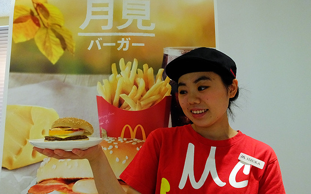 マクドナルドは8月26日、2015年秋限定メニュー「月見バーガー」「北海道チーズ月見」「チキン月見北海道チーズ」を発表。素材の管理などについての説明も行われた