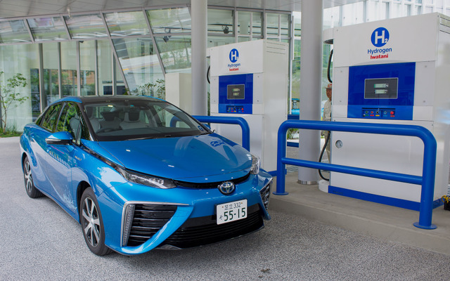 トヨタ MIRAI と水素ステーション