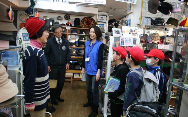 商店街を訪ねて仕事について学ぶ小学生