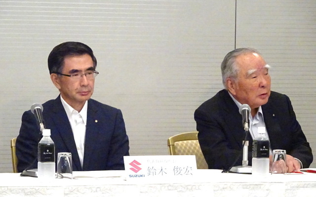 スズキの、鈴木修会長（右）と鈴木俊宏社長（左）