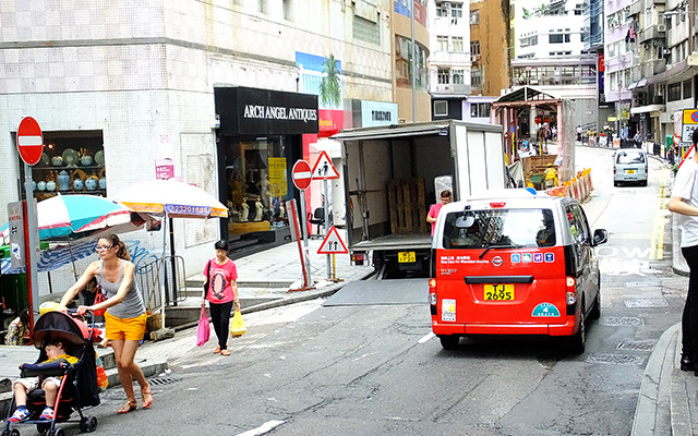 香港の“いまむかし”を感じる上環・中環エリア。ハリウッド・ロード（荷李活道）を行く日産『NV200』タクシー