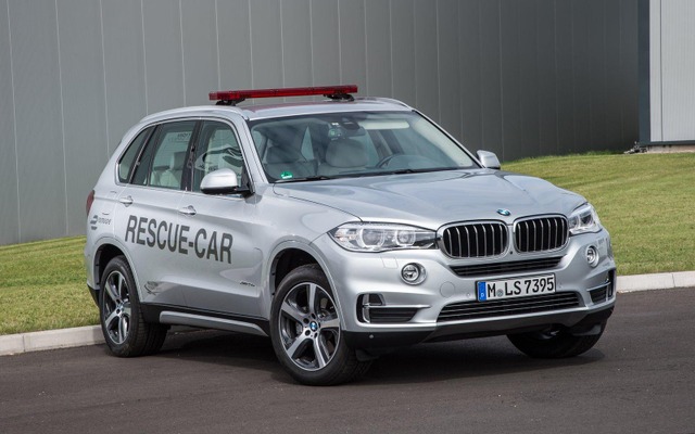 BMW X5 新型のPHVがフォーミュラE のレスキュー車に
