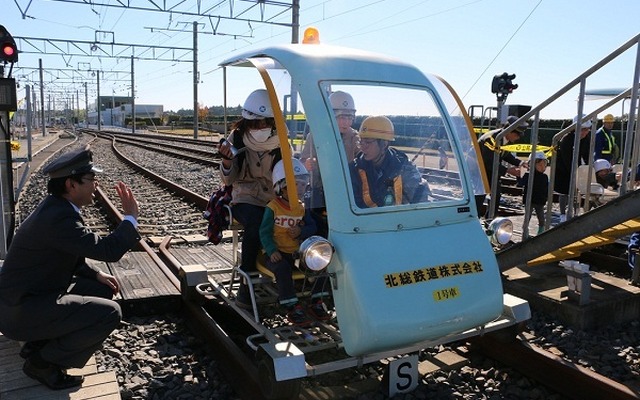 「ほくそう車両基地まつり」で行われる軌道自転車試乗の様子。