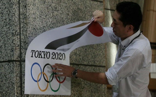 使用中止が決まり撤去される東京五輪エンブレム（9月1日）