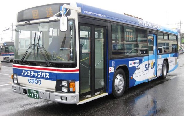 茨城交通が運行するスカイマークのラッピングバス