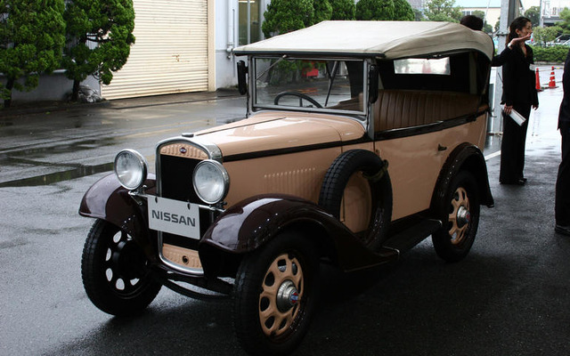 歴代の名車並ぶ---日産 生産累計1億台記念