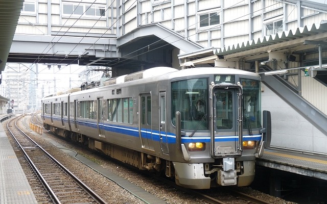 JR旅客6社は秋季のJR普通列車フリー切符「秋の乗り放題パス」を今年も発売。北陸新幹線開業に伴い経営が分離された並行在来線は、一部の区間のみ通過利用できる特例が設けられた。写真は通過利用特例が設けられた、あいの風とやま鉄道線。