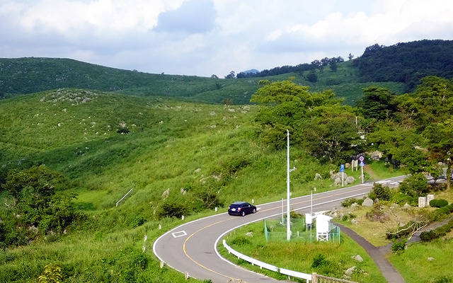 「日本最大級のカルスト台地」といわれる秋吉台（山口県美祢市）。その地下には日本屈指の大鍾乳洞「秋芳洞」がある