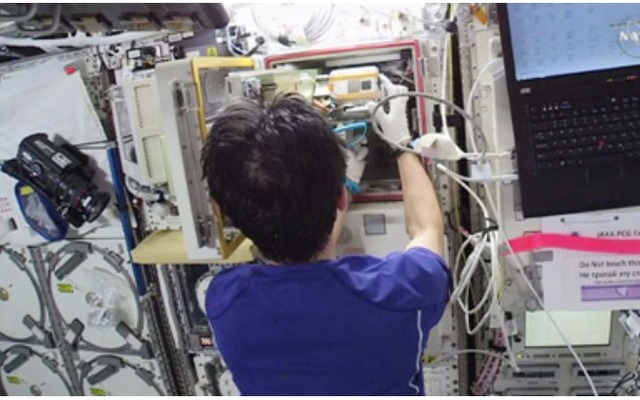 MHUをCBEFに取り付ける油井宇宙飛行士