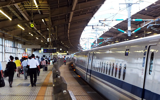 熱海に到着した「こだま639号」。日曜日にもかかわらず、観光客よりもスーツの男性の姿が目立つ