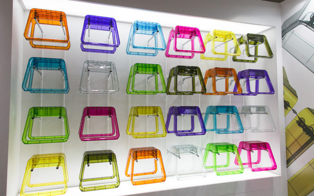 脚立とは思えないカラフルな展示スペース。GEM STEPは現在8色展開している。