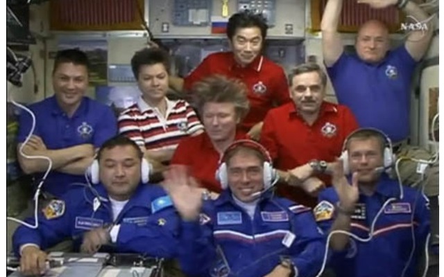 ISSへの到着後、地上と交信を行う44Sクルー（手前左からアイディン・アイムベトフ宇宙飛行士、セルゲイ・ヴォルコフ宇宙飛行士、アンドレアス・モーゲンセン宇宙飛行士）