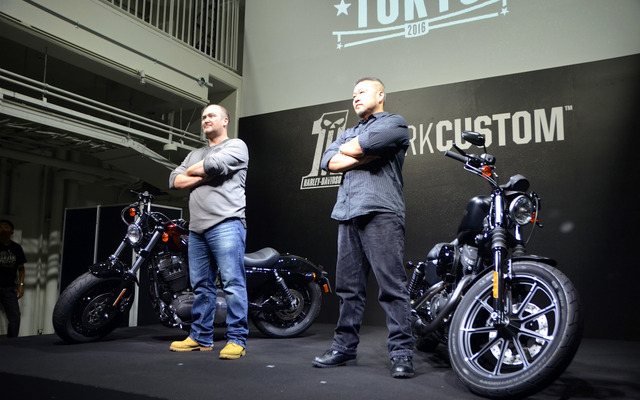 右はハーレーダビッドソン・デザイナーのダイス・ナガオ氏。『HARLEY-DAVIDSON DARK CUSTOM PARTY』（ハーレー。ダビッドソン ダークカスタムパーティ）にて。