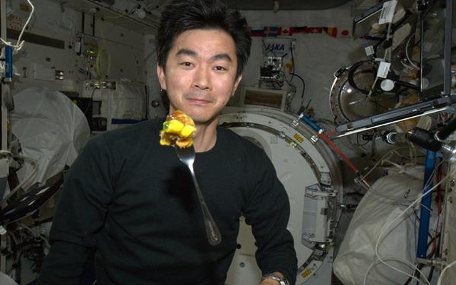 休日に宇宙日本食のラーメンを紹介する油井宇宙飛行士