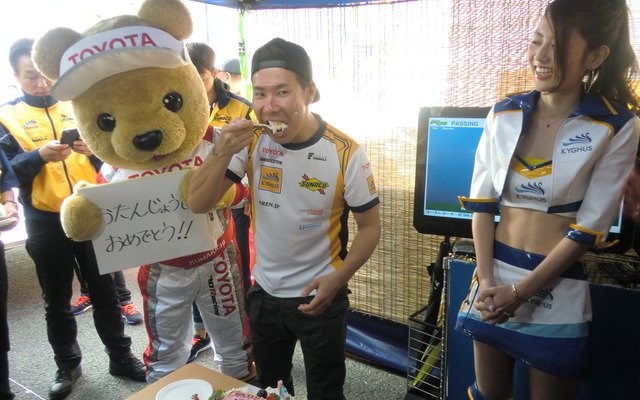 決勝日朝、可夢偉の誕生日をチームスタッフたちが祝った。