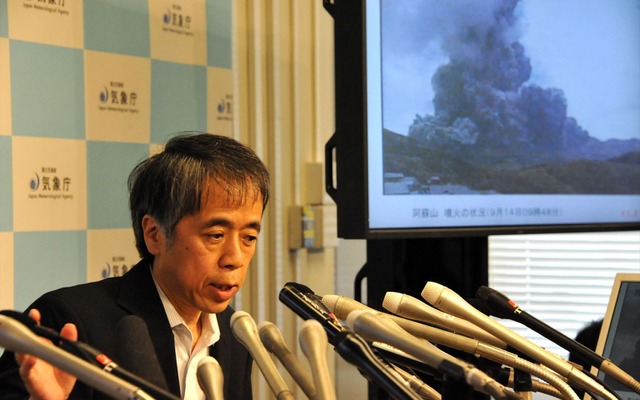 阿蘇山噴火について会見する北川貞之火山課長（14日・気象庁）