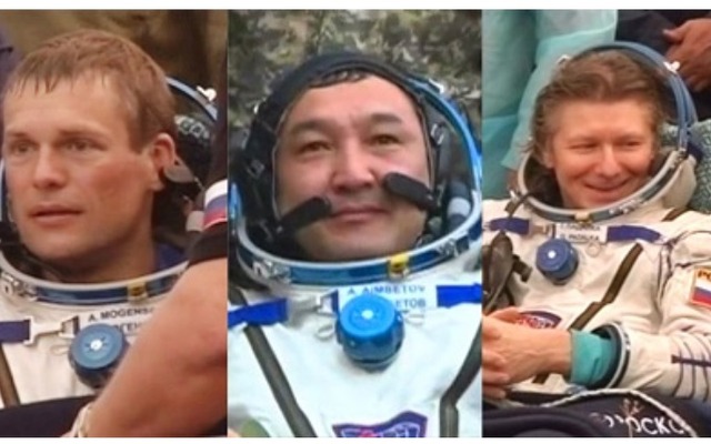 地上に帰還した42Sクルー（左からアンドレアス・モーゲンセン氏、アイディン・アイムベトフ氏、ゲナディ・パダルカ氏）