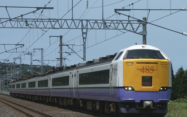 来年1月1日は青函トンネルを通過する全ての旅客列車が運休に。全面的な運休は北海道新幹線開業直前の3月22～25日にも実施される。写真は特急『白鳥』（2005年）。