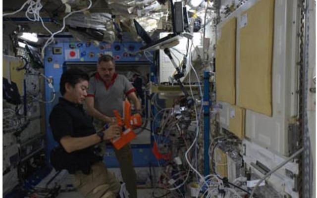 終了したJAXA PCG実験の実験サンプルを確認する油井宇宙飛行士