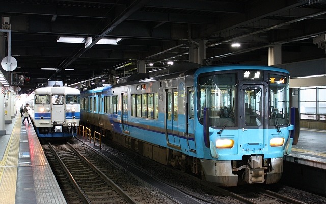 IRいしかわ鉄道線は当初の発表では一部区間の通過利用のみとしていたが、エリア変更で全線自由に乗り降りできるようになる。写真は金沢駅で発車を待つIRいしかわ鉄道の普通列車（右）。