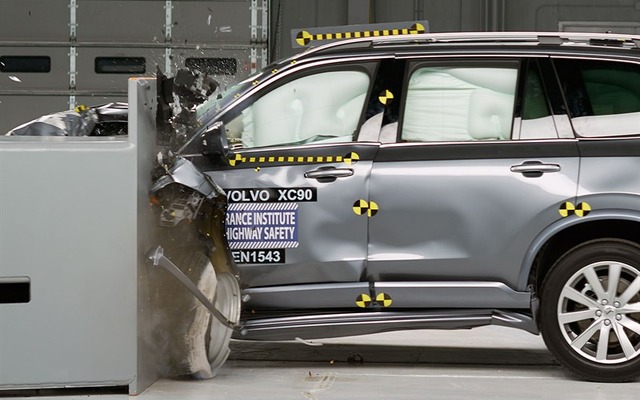 ボルボ XC90 新型の米IIHS衝突テスト
