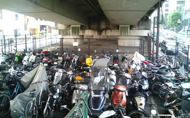 バイク駐車場作るとしながら国有財産を放置　港区