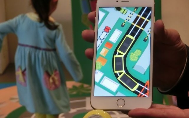 「でんしゃでしゅっぱつしんこう」での子どもの動きに、音だけでなく、スマホの画面も反応