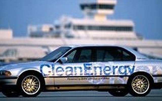 BMWが水素自動車を公開、日本初の走行試験