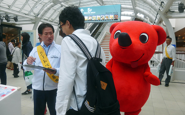 海ほたるPAで9月25日に実施された「タイヤ安全点検」啓発イベントで、ドライバーたちにタイヤ安全点検の重要性を伝えるAPARA会長・森本弘徳氏（オートバックスセブン取締役副社長執行役員）