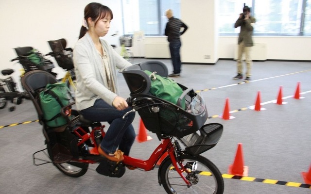 子ども2人分のウェイトを乗せて試乗する