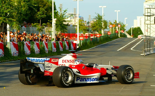 【トヨタF1】デモラン写真蔵…トゥルーリの華麗なドーナツターン