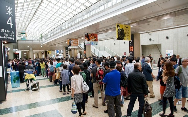 世界最大級の旅イベント「ツーリズムEXPOジャパン2015」の一般公開が26日、東京ビッグサイトでスタート。開幕を前に多くの来場者がゲート前に長蛇の列を作っていた。