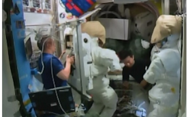 船外活動ユニット（EMU）の準備を行う油井、リングリン両宇宙飛行士